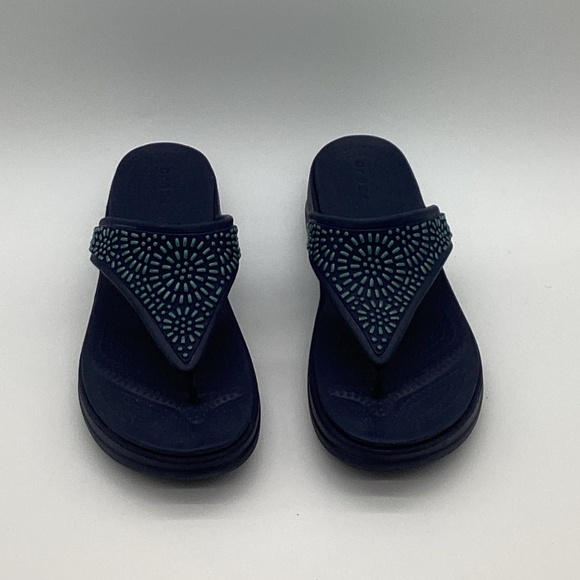 990. Croc Blue & Turquoise Aztec Thong Sandals EUC Size 9 - Picture 1 of 5